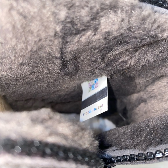 UGG Boots size 10 New in box - Picture 8 of 15